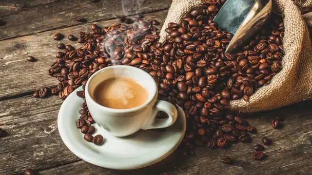 कॉफी की कीमतों में तेज उछाल, सुबह की चुस्कियां बन रही महंगी आदत कॉफी की कीमतों में तेज उछाल, सुबह की चुस्कियां बन रही महंगी आदत
