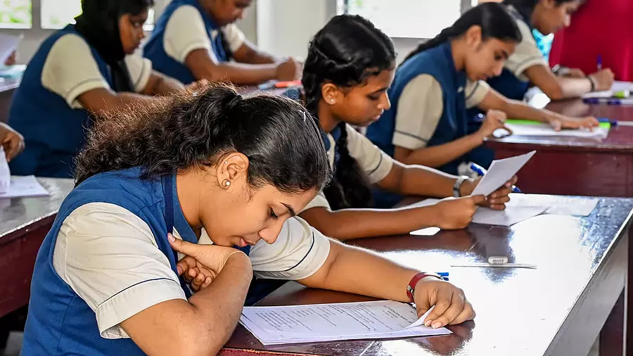 Kerala : नए शैक्षणिक सत्र की शुरुआत, स्कूलों में लौटी रौनक और बच्चों की चहचहाहट Kerala : नए शैक्षणिक सत्र की शुरुआत, स्कूलों में लौटी रौनक और बच्चों की चहचहाहट