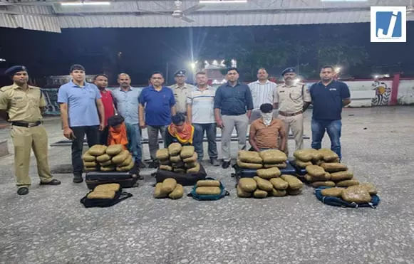 रेलवे स्टेशन से 61 किलो गांजा बरामद, तीन तस्कर गिरफ्तार, ऐसे कसा शिकंजा रेलवे स्टेशन से 61 किलो गांजा बरामद, तीन तस्कर गिरफ्तार, ऐसे कसा शिकंजा