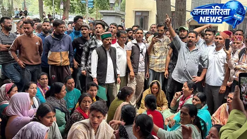 बिना एजेंट मत पेटी खोलने पर भड़के निर्दलीय चौबे राम बिना एजेंट मत पेटी खोलने पर भड़के निर्दलीय चौबे राम