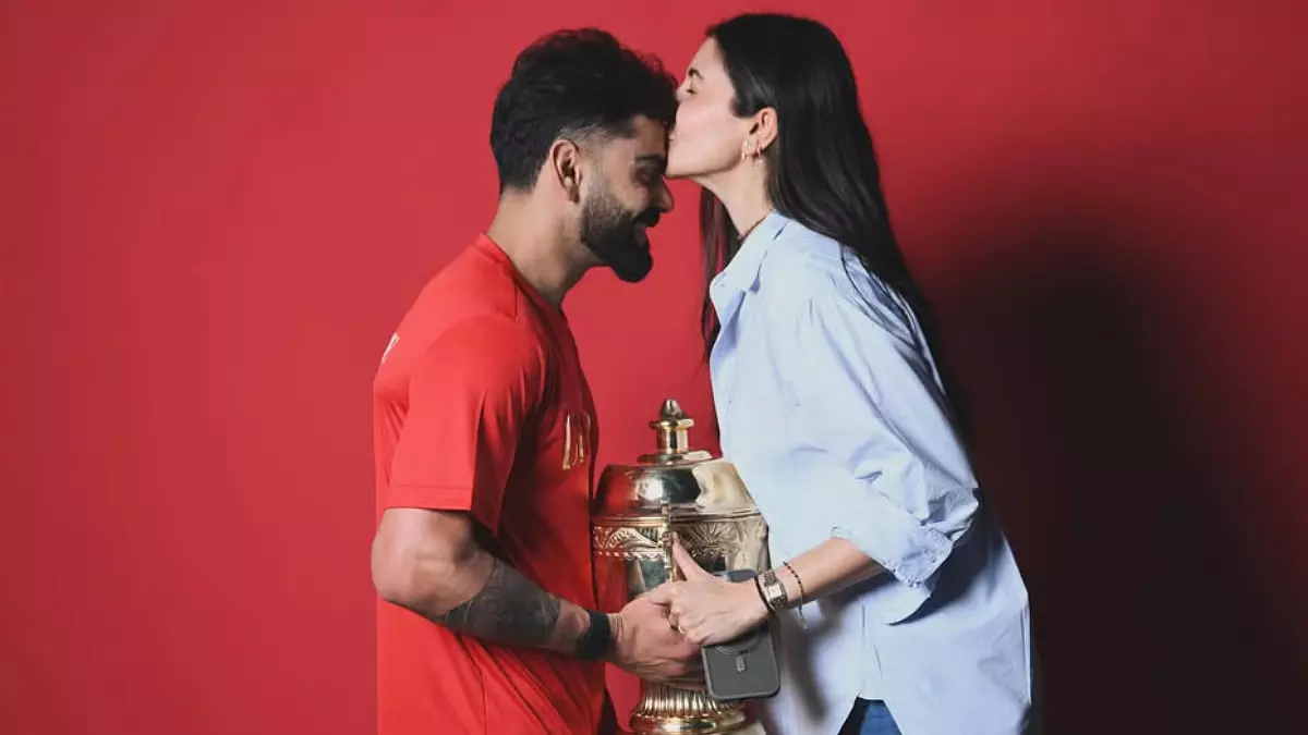 RCB की ऐतिहासिक जीत के बाद विराट कोहली और अनुष्का शर्मा का इमोशनल पल वायरल RCB की ऐतिहासिक जीत के बाद विराट कोहली और अनुष्का शर्मा का इमोशनल पल वायरल