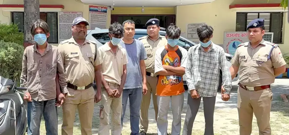 Haridwar: पुलिस ने लूट का मामला सुलझाया, चार गिरफ्तार Haridwar: पुलिस ने लूट का मामला सुलझाया, चार गिरफ्तार