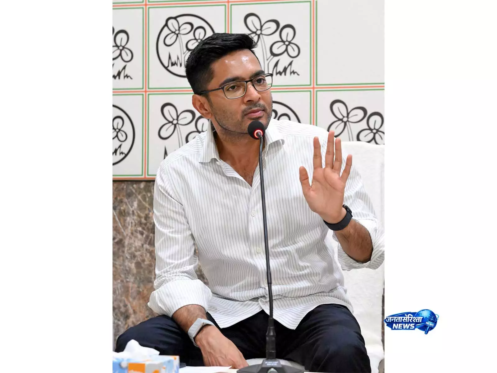 अभिषेक बनर्जी लोकसभा स्पीकर को हमले के बारे में जानकारी देंगे, कोर्ट भी जाएंगे: Sources अभिषेक बनर्जी लोकसभा स्पीकर को हमले के बारे में जानकारी देंगे, कोर्ट भी जाएंगे: Sources