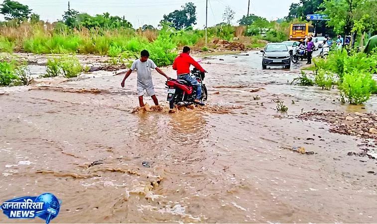 तेज बारिश और आंधी से खड्डें उफान पर, टेंट उड़े तेज बारिश और आंधी से खड्डें उफान पर, टेंट उड़े