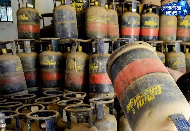 महंगाई का झटका, LPG गैस सिलेंडर के बढ़े दाम, जानें नई कीमत महंगाई का झटका, LPG गैस सिलेंडर के बढ़े दाम, जानें नई कीमत