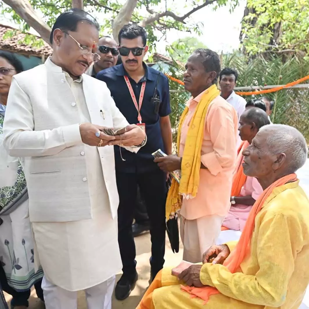 ज्ञान भारतम् अभियान के अंतर्गत बड़े कनेरा में मिलीं 150 वर्ष पुरानी दुर्लभ पांडुलिपियां ज्ञान भारतम् अभियान के अंतर्गत बड़े कनेरा में मिलीं 150 वर्ष पुरानी दुर्लभ पांडुलिपियां