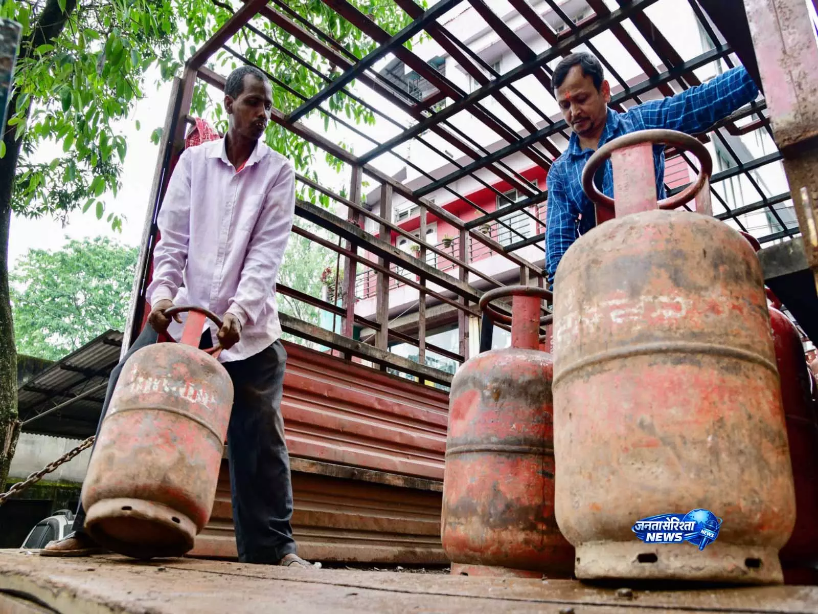 कमर्शियल LPG सिलेंडर की कीमतों में बढ़ोतरी के बाद कांग्रेस ने PM मोदी पर साधा निशाना कमर्शियल LPG सिलेंडर की कीमतों में बढ़ोतरी के बाद कांग्रेस ने PM मोदी पर साधा निशाना