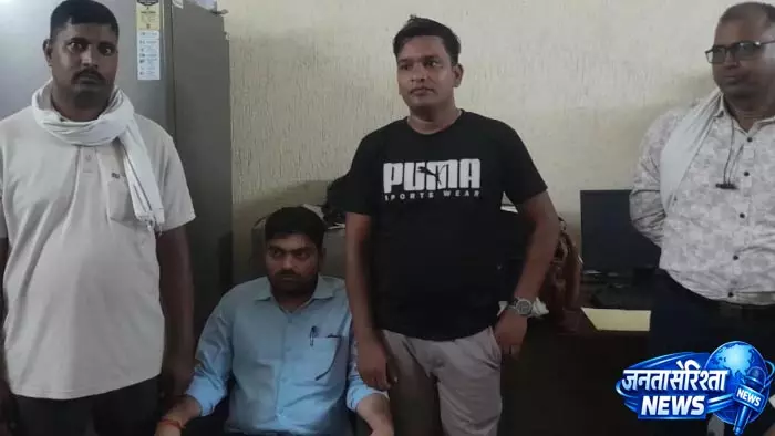 भिंड में लोकायुक्त की बड़ी कार्रवाई, पेट्रोल पंप संचालक से ₹27,500 की रिश्वत लेते नापतौल इंस्पेक्टर रंगे हाथ गिरफ्तार भिंड में लोकायुक्त की बड़ी कार्रवाई, पेट्रोल पंप संचालक से ₹27,500 की रिश्वत लेते नापतौल इंस्पेक्टर रंगे हाथ गिरफ्तार