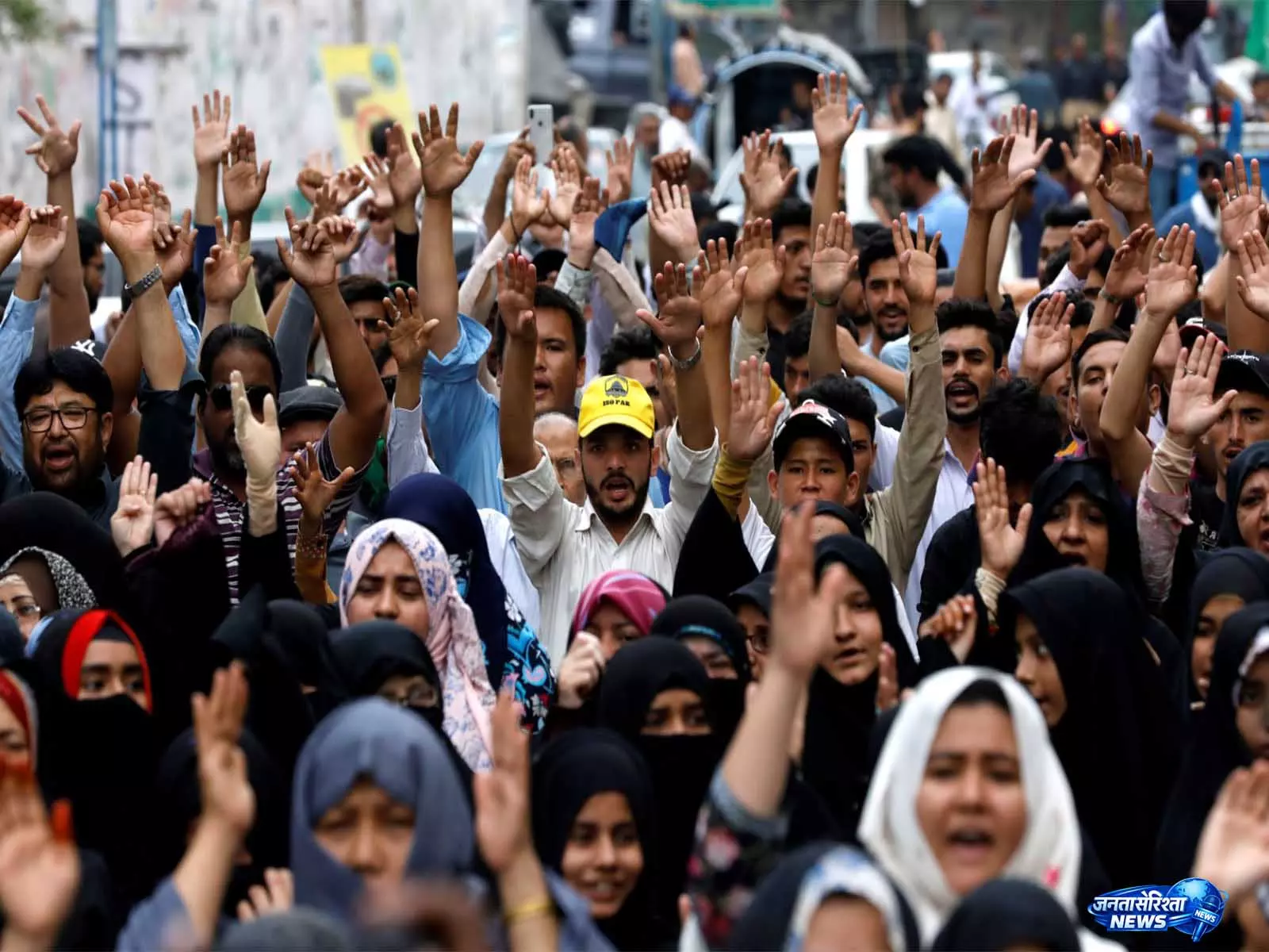 Karachi University के शिक्षकों के विरोध प्रदर्शन से परीक्षाएं बाधित, छात्रों को पढ़ाई में देरी का डर Karachi University के शिक्षकों के विरोध प्रदर्शन से परीक्षाएं बाधित, छात्रों को पढ़ाई में देरी का डर