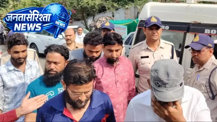 सिवनी में बकरीद से पहले बड़ी साजिश नाकाम, गोवंश की कुर्बानी की योजना पर मौलाना समेत 8 गिरफ्तार सिवनी में बकरीद से पहले बड़ी साजिश नाकाम, गोवंश की कुर्बानी की योजना पर मौलाना समेत 8 गिरफ्तार
