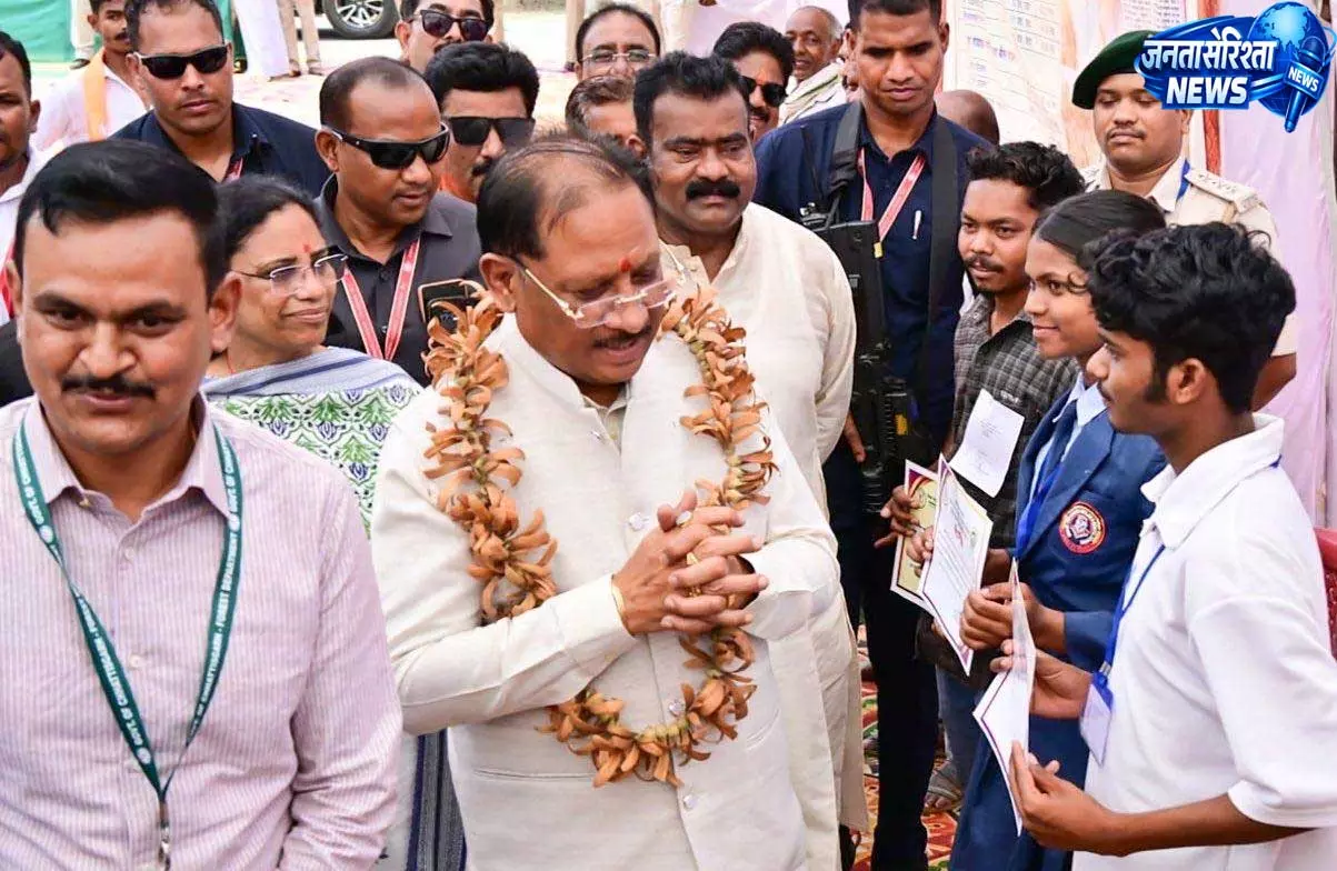 मुख्यमंत्री विष्णुदेव साय ने हितग्राहियों से की आत्मीय मुलाकात मुख्यमंत्री विष्णुदेव साय ने हितग्राहियों से की आत्मीय मुलाकात