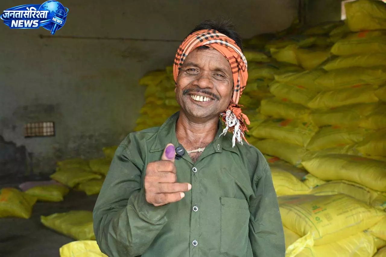 समितियो में खाद- बीज़ लेने किसानों में उत्साह,सुगम व्यवस्था से जताई संतुष्टि समितियो में खाद- बीज़ लेने किसानों में उत्साह,सुगम व्यवस्था से जताई संतुष्टि