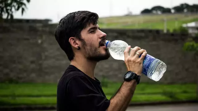गर्मियों में सावधान! ये खानपान की आदतें बढ़ा सकती हैं डिहाइड्रेशन का खतरा गर्मियों में सावधान! ये खानपान की आदतें बढ़ा सकती हैं डिहाइड्रेशन का खतरा