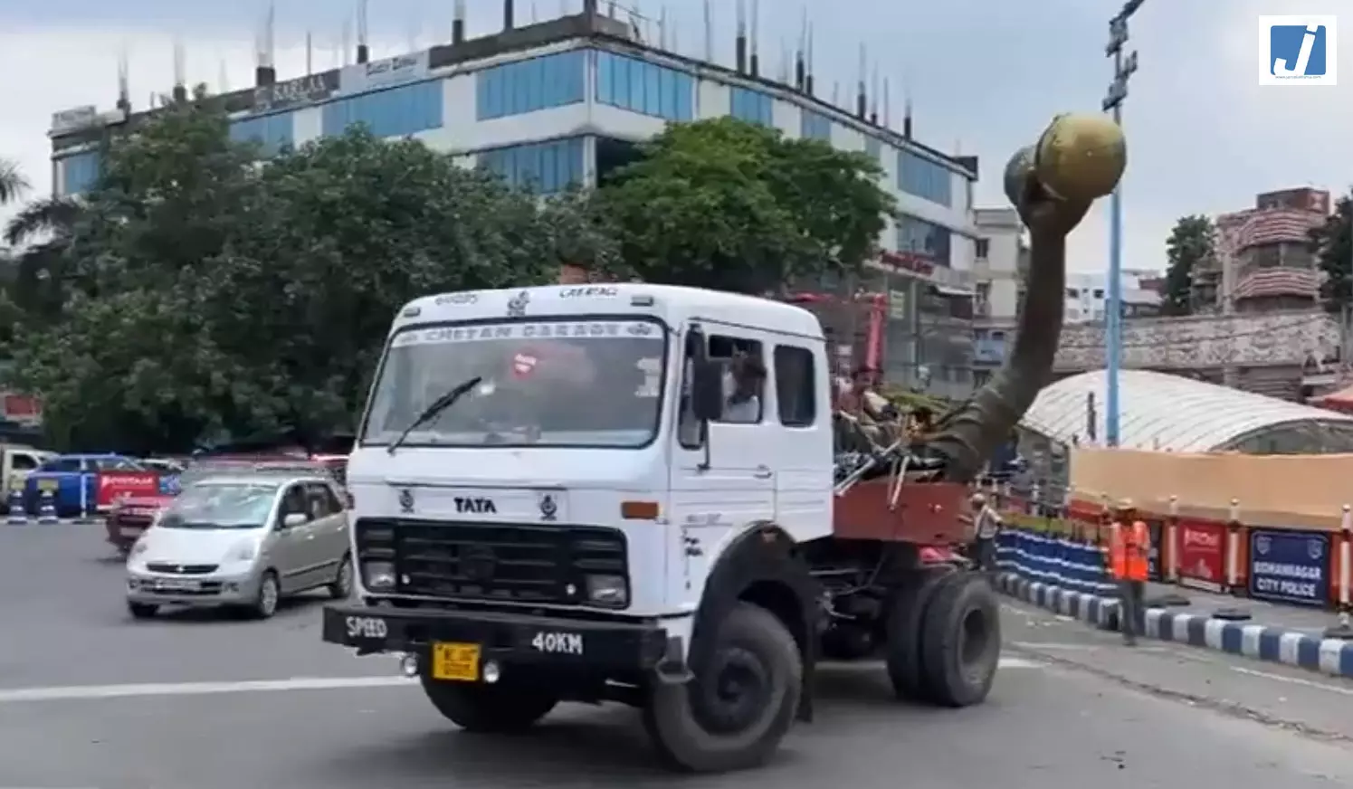 कोलकाता में लेक टाउन की VIP रोड से लियोनेल मेसी की प्रतिमा हटाई गई कोलकाता में लेक टाउन की VIP रोड से लियोनेल मेसी की प्रतिमा हटाई गई