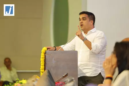 अपनी जड़ों को मत भूलो: गुजरात के उपमुख्यमंत्री ने यूपीएससी उत्तीर्ण उम्मीदवारों से कहा अपनी जड़ों को मत भूलो: गुजरात के उपमुख्यमंत्री ने यूपीएससी उत्तीर्ण उम्मीदवारों से कहा