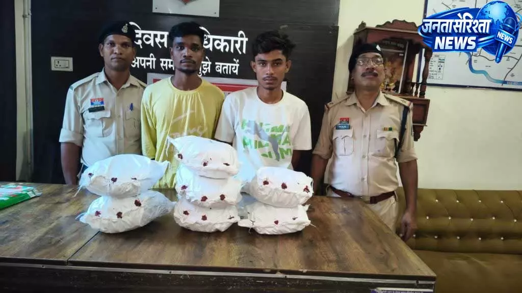 पुलिस की ड्रोन से बड़ी कार्रवाई, 6.744 किलो गांजा के साथ 7 आरोपी गिरफ्तार पुलिस की ड्रोन से बड़ी कार्रवाई, 6.744 किलो गांजा के साथ 7 आरोपी गिरफ्तार