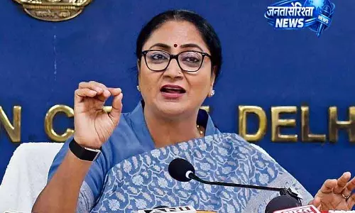 Delhi सरकार ने 40 से ज़्यादा स्वास्थ्य अधिकारियों का तबादला किया