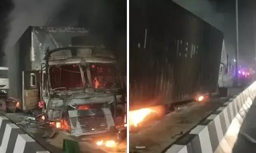 Mumbai-पुणे एक्सप्रेसवे पर ट्रक हादसा, ब्रेक लाइनर में आग के बाद दो ट्रक टकराए Mumbai-पुणे एक्सप्रेसवे पर ट्रक हादसा, ब्रेक लाइनर में आग के बाद दो ट्रक टकराए