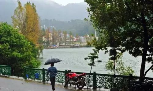 Nainital: नैनीताल में मौसम ने बदला मिजाज, तापमान में गिरावट Nainital: नैनीताल में मौसम ने बदला मिजाज, तापमान में गिरावट