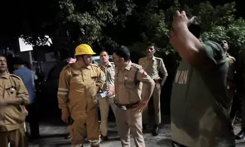 गाजियाबाद : फ्लैट में लगी आग, फायर सर्विस ने चार लोगों को बचाया, तीन पालतू कुत्तों की मौत