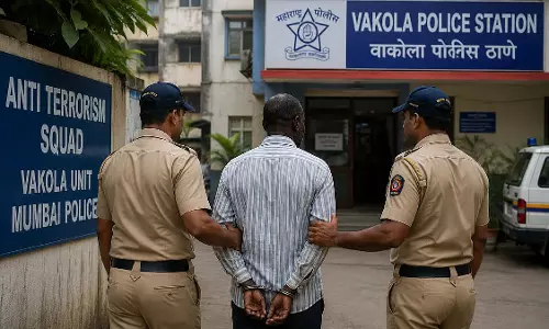 Vakola पुलिस ने 25 साल से भारत में रह रहे केन्याई नागरिक को हिरासत में लिया Vakola पुलिस ने 25 साल से भारत में रह रहे केन्याई नागरिक को हिरासत में लिया
