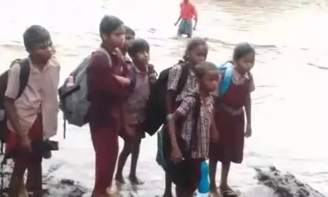 Andhra: स्कूल टीचरों के लिए एनरोलमेंट ड्राइव चुनौतीपूर्ण हो गया है Andhra: स्कूल टीचरों के लिए एनरोलमेंट ड्राइव चुनौतीपूर्ण हो गया है