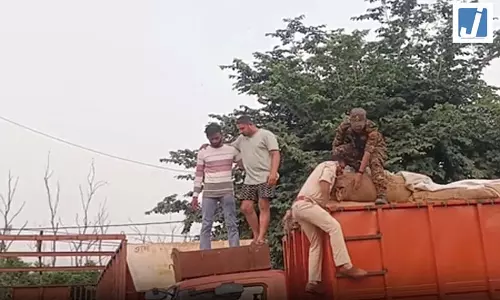 जूट के बोरों में छिपाकर लाई जा रही भारी मात्रा में शराब बरामद, दो गिरफ्तार