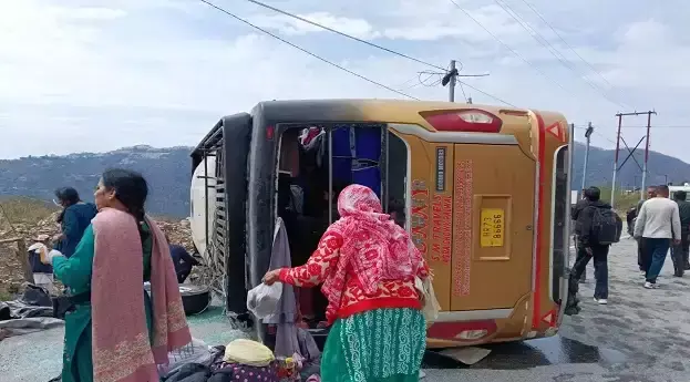 New Tehri: गंगोत्री-केदारनाथ मार्ग पर बस पलटने से मची अफरा-तफरी New Tehri: गंगोत्री-केदारनाथ मार्ग पर बस पलटने से मची अफरा-तफरी