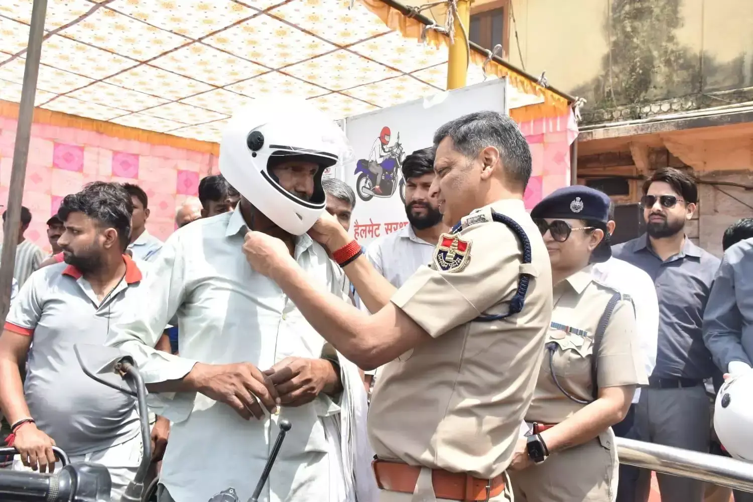 Jaipur: ट्रैफिक पुलिस ने शुरू किया हेलमेट जागरूकता अभियान Jaipur: ट्रैफिक पुलिस ने शुरू किया हेलमेट जागरूकता अभियान