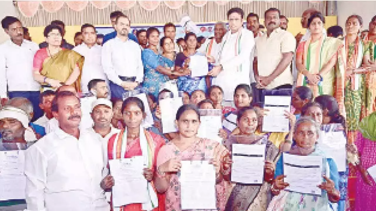 Telangana: मंत्री ने दूसरे बैच को इंदिराम्मा आवास के पत्र सौंपे
