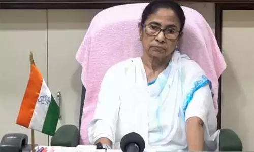 पश्चिम बंगाल: धरने के जरिए मैदान में उतरेंगी ममता बनर्जी, टीएमसी विधायकों की मौजूदगी पर नजर पश्चिम बंगाल: धरने के जरिए मैदान में उतरेंगी ममता बनर्जी, टीएमसी विधायकों की मौजूदगी पर नजर