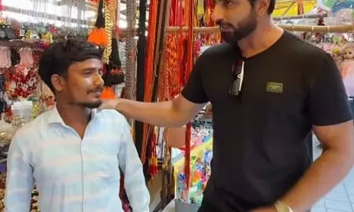 सामान खरीदें, अधिक मोलभाव न करें, सोनू सूद ने सिद्धेश्वर मंदिर के बाहर छोटे व्यापारियों के लिए की खास अपील सामान खरीदें, अधिक मोलभाव न करें, सोनू सूद ने सिद्धेश्वर मंदिर के बाहर छोटे व्यापारियों के लिए की खास अपील