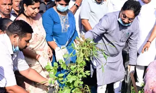 अहमदाबाद: साबरमती रिवरफ्रंट पर चला सफाई अभियान, मंत्री ऋषिकेश पटेल बोले- स्वच्छता में जनता की भागीदारी जरूरी