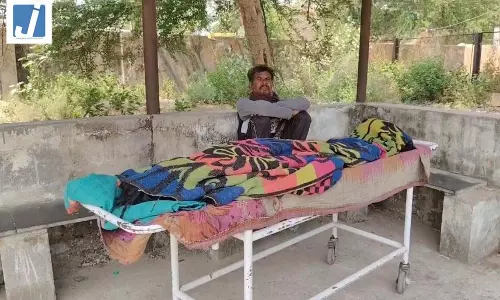 मधुमक्खियों का कहर: सास की मौत, दामाद जिंदगी और मौत के बीच जूझ रहा मधुमक्खियों का कहर: सास की मौत, दामाद जिंदगी और मौत के बीच जूझ रहा
