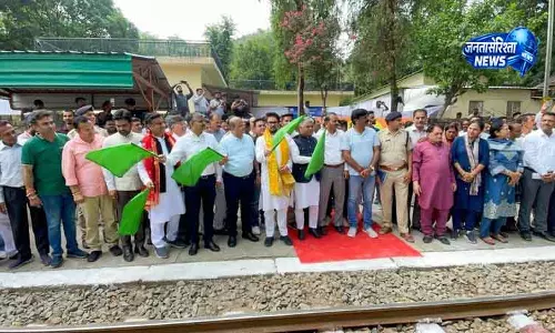 Kangra घाटी रेलवे सेवाएं 4 साल के अंतराल के बाद फिर से शुरू हुईं Kangra घाटी रेलवे सेवाएं 4 साल के अंतराल के बाद फिर से शुरू हुईं