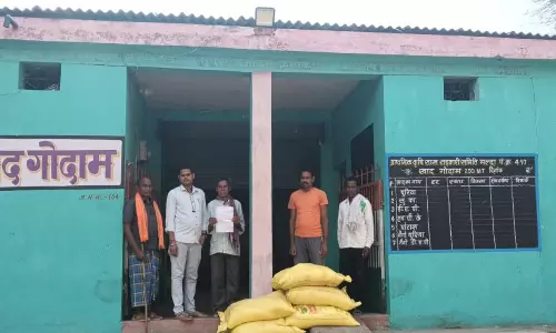 नवीन समितियों से किसानों को सुगम खाद-बीज़ का वितरण जारी नवीन समितियों से किसानों को सुगम खाद-बीज़ का वितरण जारी