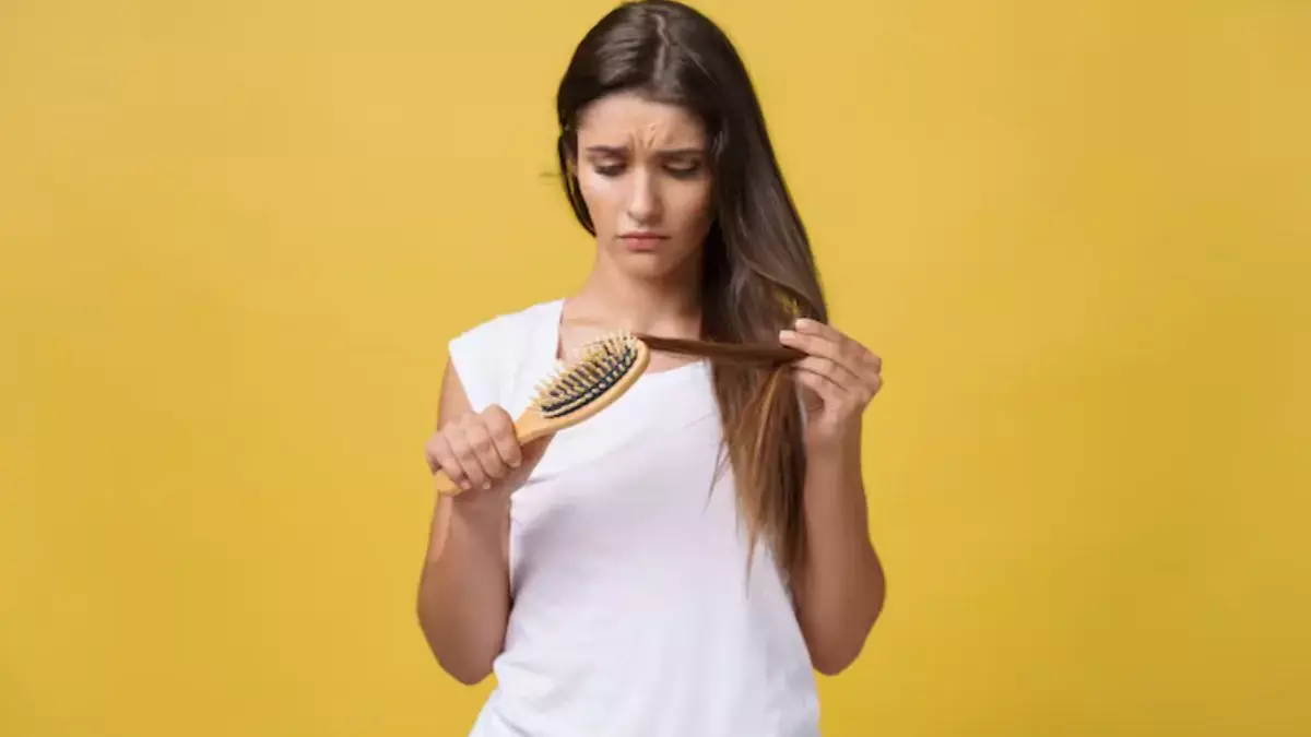 डिलीवरी के बाद बालों की देखभाल के लिए मॉम्स गाइड: घने और हेल्दी बालों के लिए टिप्स