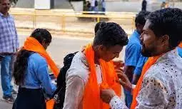 Karnataka: श्री राम सेना ने बागलकोट, हुबली में छात्रों को भगवा शॉल बांटे Karnataka: श्री राम सेना ने बागलकोट, हुबली में छात्रों को भगवा शॉल बांटे