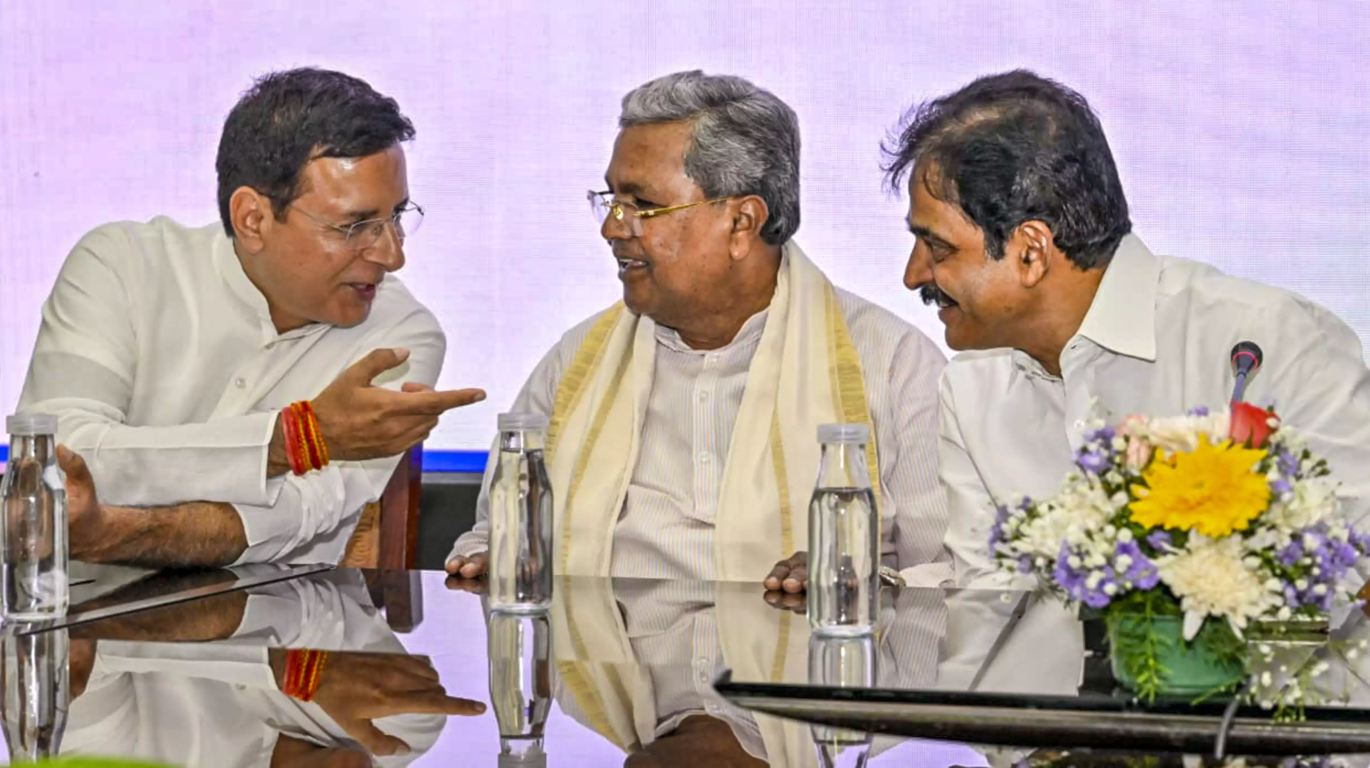 DKS कैबिनेट के गठन के बाद सिद्धारमैया ने कांग्रेस नेतृत्व से मुलाकात की DKS कैबिनेट के गठन के बाद सिद्धारमैया ने कांग्रेस नेतृत्व से मुलाकात की