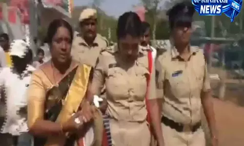 नलगोंडा समारोह में ड्यूटी के दौरान महिला सब-इंस्पेक्टर के गिरने की घटना चर्चा में नलगोंडा समारोह में ड्यूटी के दौरान महिला सब-इंस्पेक्टर के गिरने की घटना चर्चा में