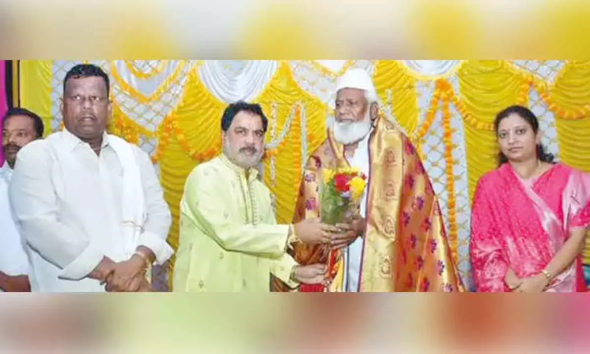 Andhra: MLA अमिलिनेनी श्री अल्लीपीरा स्वामीजी के 20वें आराधना महोत्सव में शामिल हुए Andhra: MLA अमिलिनेनी श्री अल्लीपीरा स्वामीजी के 20वें आराधना महोत्सव में शामिल हुए