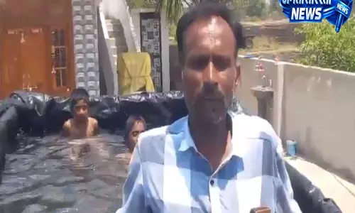 गर्मी से बचने के लिए ट्रैक्टर ट्रॉली बनी मिनी स्विमिंग पूल, तेलंगाना का वीडियो वायरल