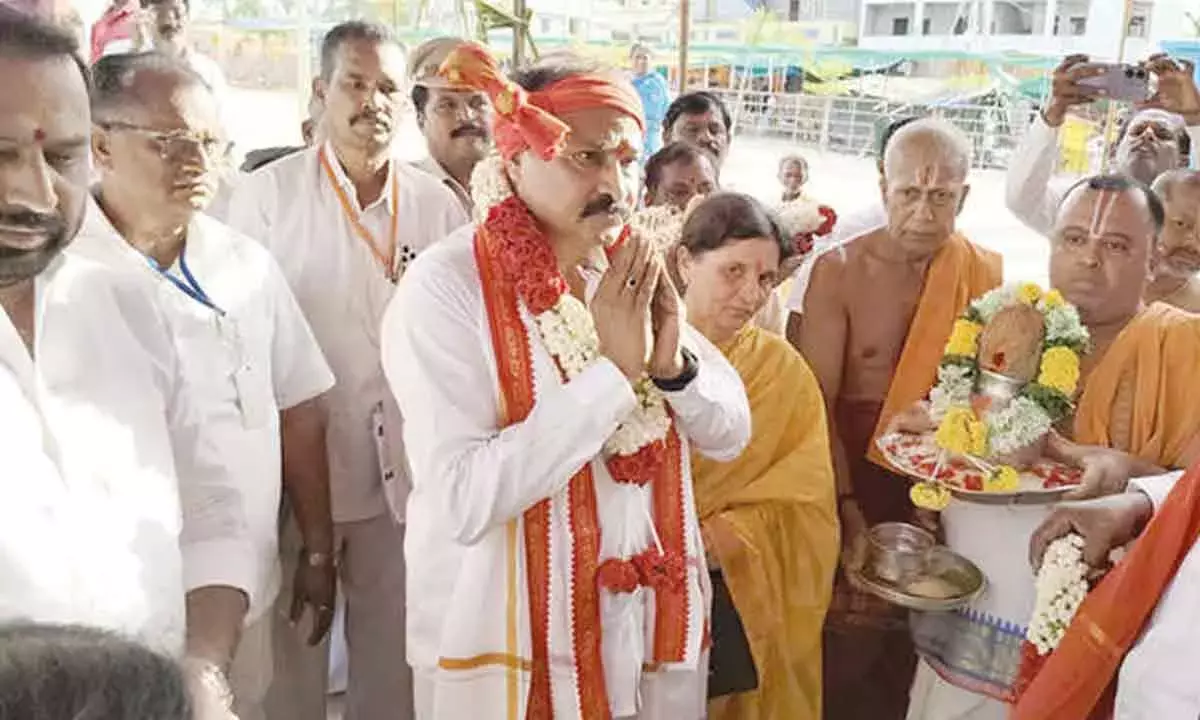 Andhra के बंदोबस्ती आयुक्त रामचंद्र मोहन ने कासपुरम मंदिर का दौरा किया Andhra के बंदोबस्ती आयुक्त रामचंद्र मोहन ने कासपुरम मंदिर का दौरा किया