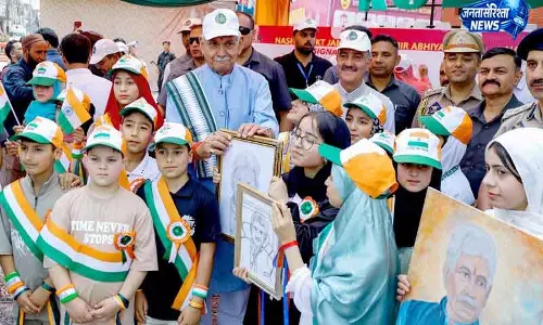 LG Sinha ने कुलगाम में पदयात्रा की अगुवाई LG Sinha ने कुलगाम में पदयात्रा की अगुवाई