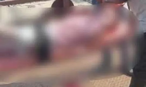 मजदूर कॉल में बात करते रेलवे ट्रैक में चला गया, ट्रेन से कटकर मौत