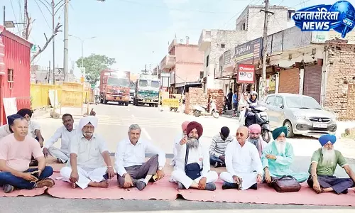 एंट्री टैक्स के विरोध में इलाका संघर्ष समिति का प्रदर्शन, गाडिय़ों की लाइनें