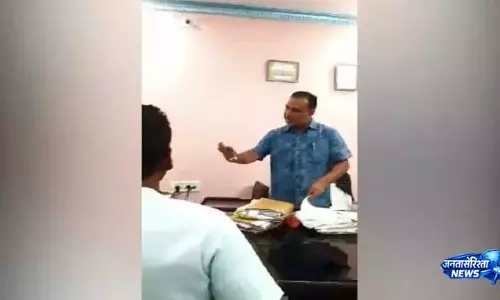 कथित तौर पर गाली-गलौज और मारपीट के आरोप में ज़िला कोषागार अधिकारी मुश्किल में कथित तौर पर गाली-गलौज और मारपीट के आरोप में ज़िला कोषागार अधिकारी मुश्किल में