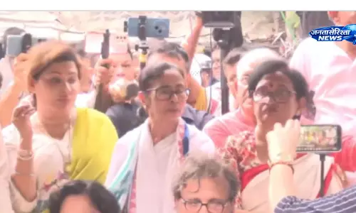 Kolkata : ममता बनर्जी का विरोध मार्च, पुलिस और प्रदर्शनकारियों के बीच झड़प से तनाव