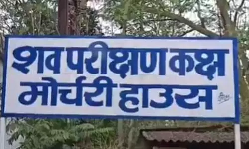 बच्चे को मोबाइल बैटरी खेलने के लिए न दें, यहां हुई घटना में एक की मौत बच्चे को मोबाइल बैटरी खेलने के लिए न दें, यहां हुई घटना में एक की मौत