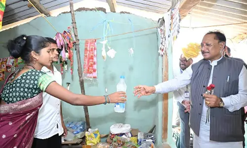 जब CM साय रुके एक छोटी-सी किराना दुकान पर...और सामने थी बदलाव की बड़ी कहानी जब CM साय रुके एक छोटी-सी किराना दुकान पर...और सामने थी बदलाव की बड़ी कहानी